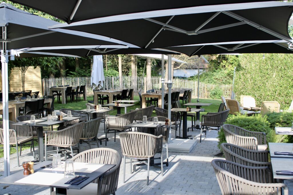 Photo de la terrasse de la Cabane du Septentrion, dans un écrin de verdure