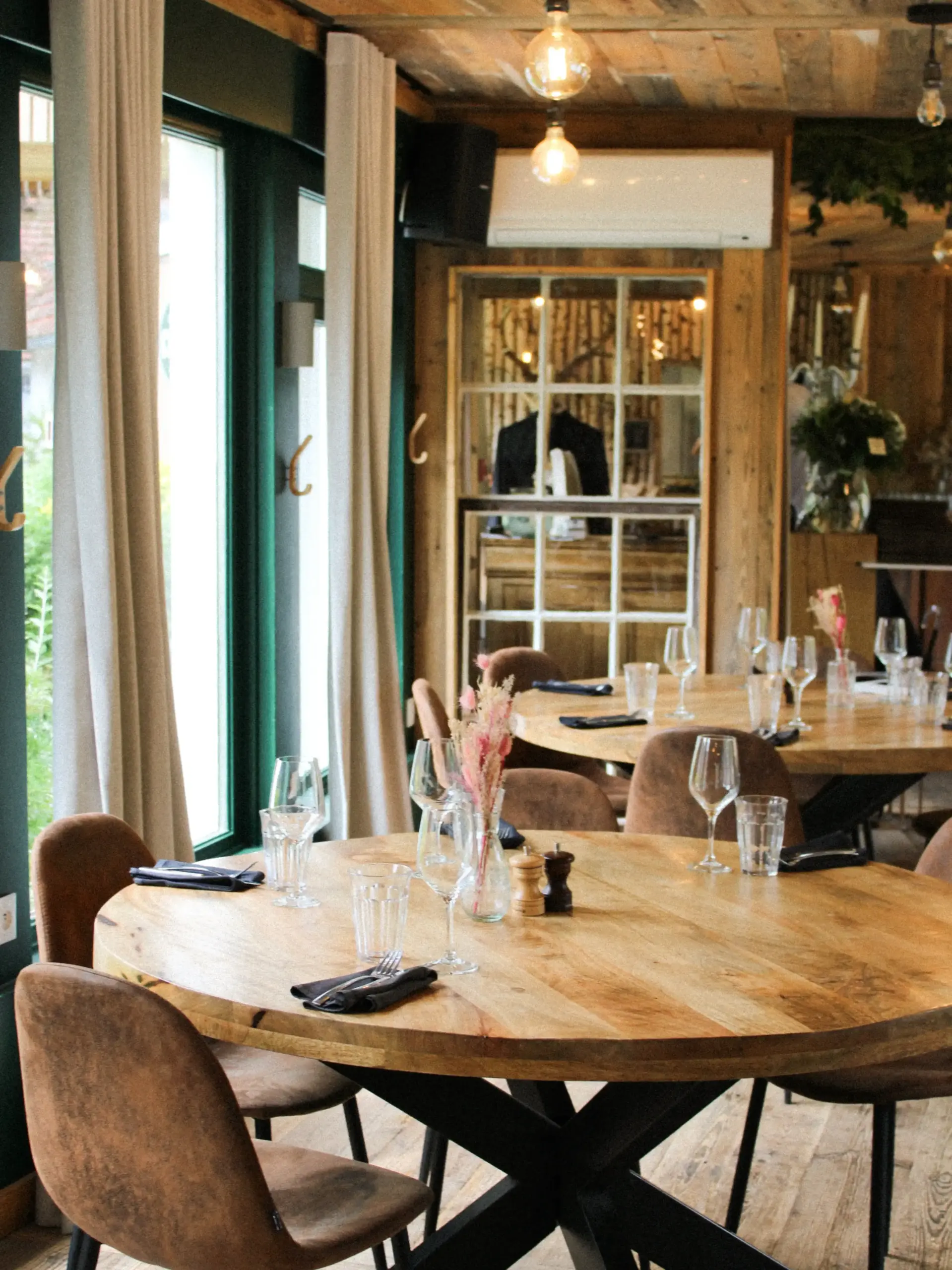 Photo d'un angle de la salle du restaurant La Cabane du Septentrion